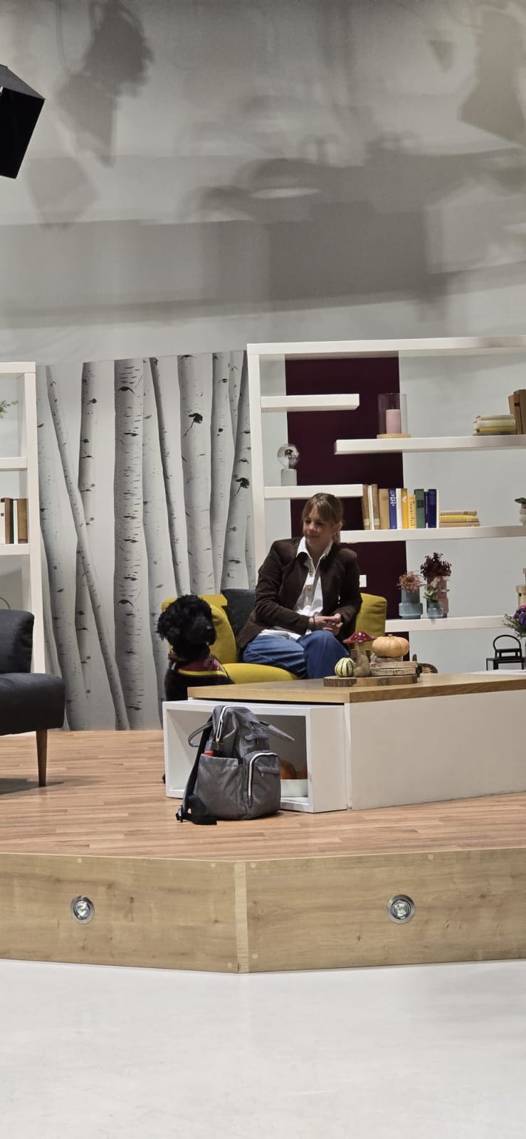 Hündin Ayla mit Trainerin im Studio-Set von Hallo Hessen