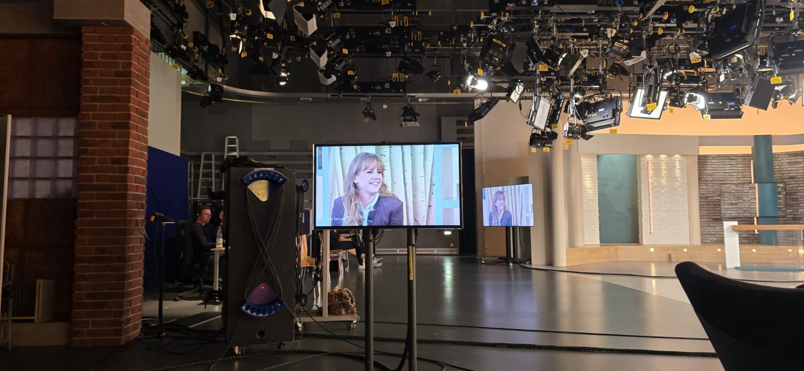 Studiomonitor mit der Live-Sendung Hallo Hessen im Fernsehstudio