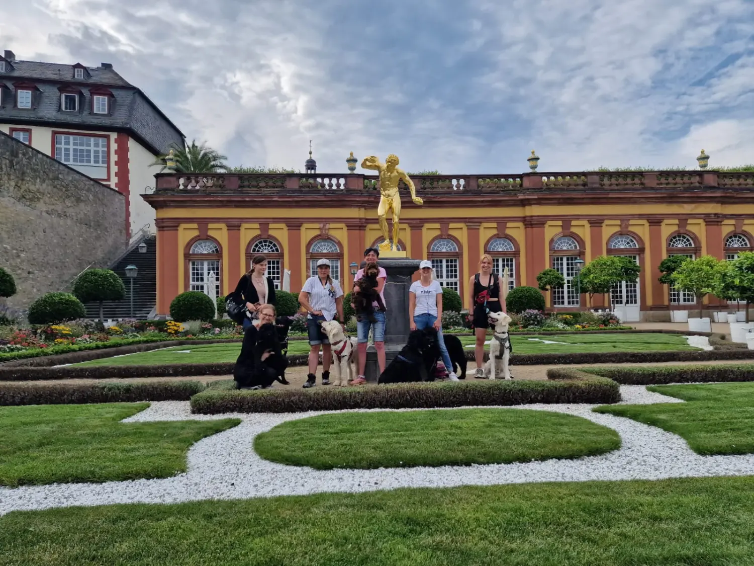 Menschen und Hunde  von Pfotenglück Assistenzhundezentrum & Hundeschule