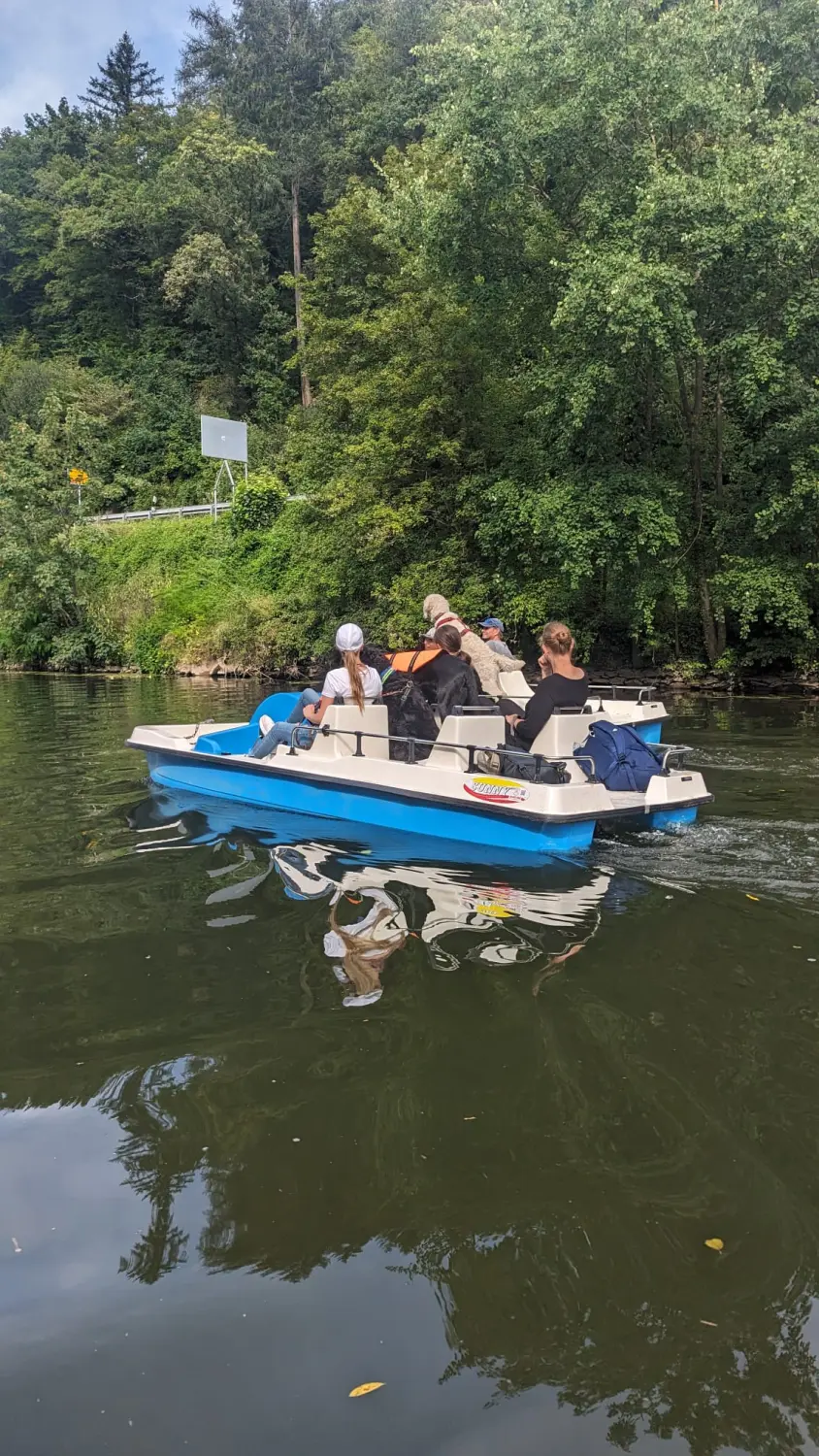 Mensch und Hund auf dem Boot von Pfotenglück Assistenzhundezentrum & Hundeschule