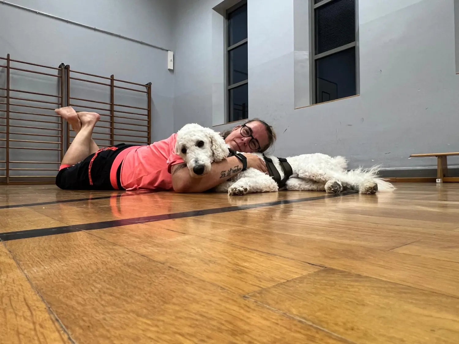 Mädchen mit Hund von Pfotenglück Assistenzhundezentrum & Hundeschule