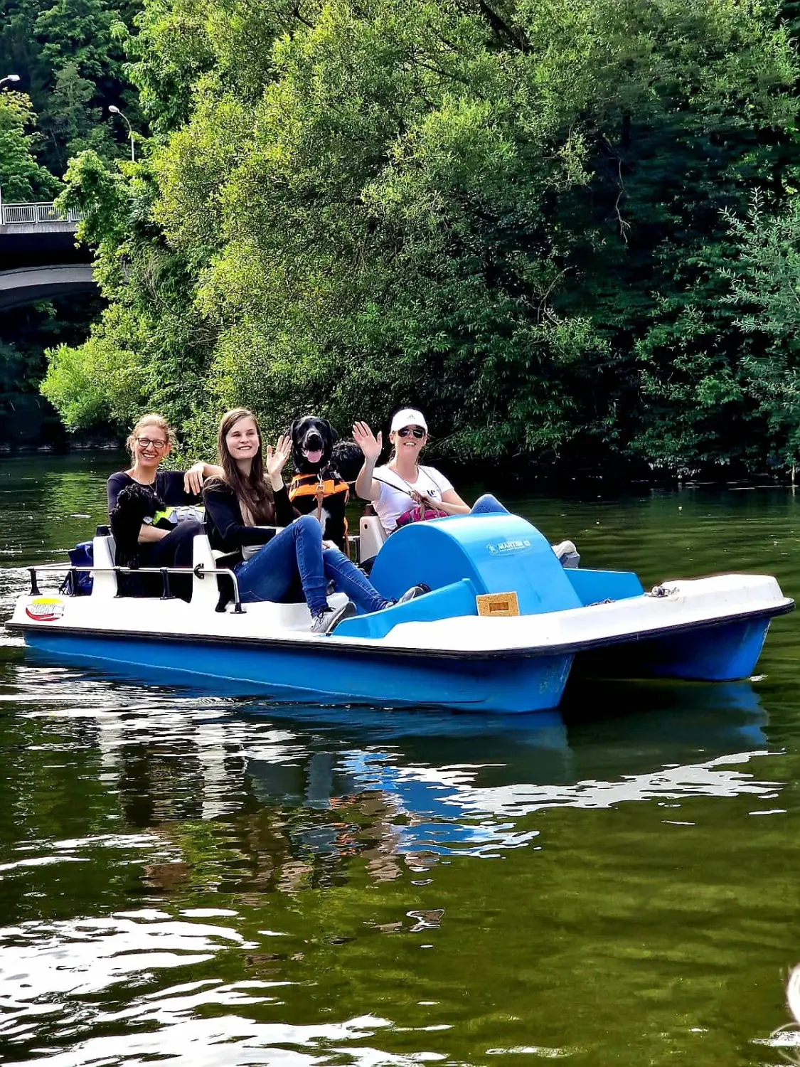 Mensch und Hund auf dem Boot von Pfotenglück Assistenzhundezentrum & Hundeschule