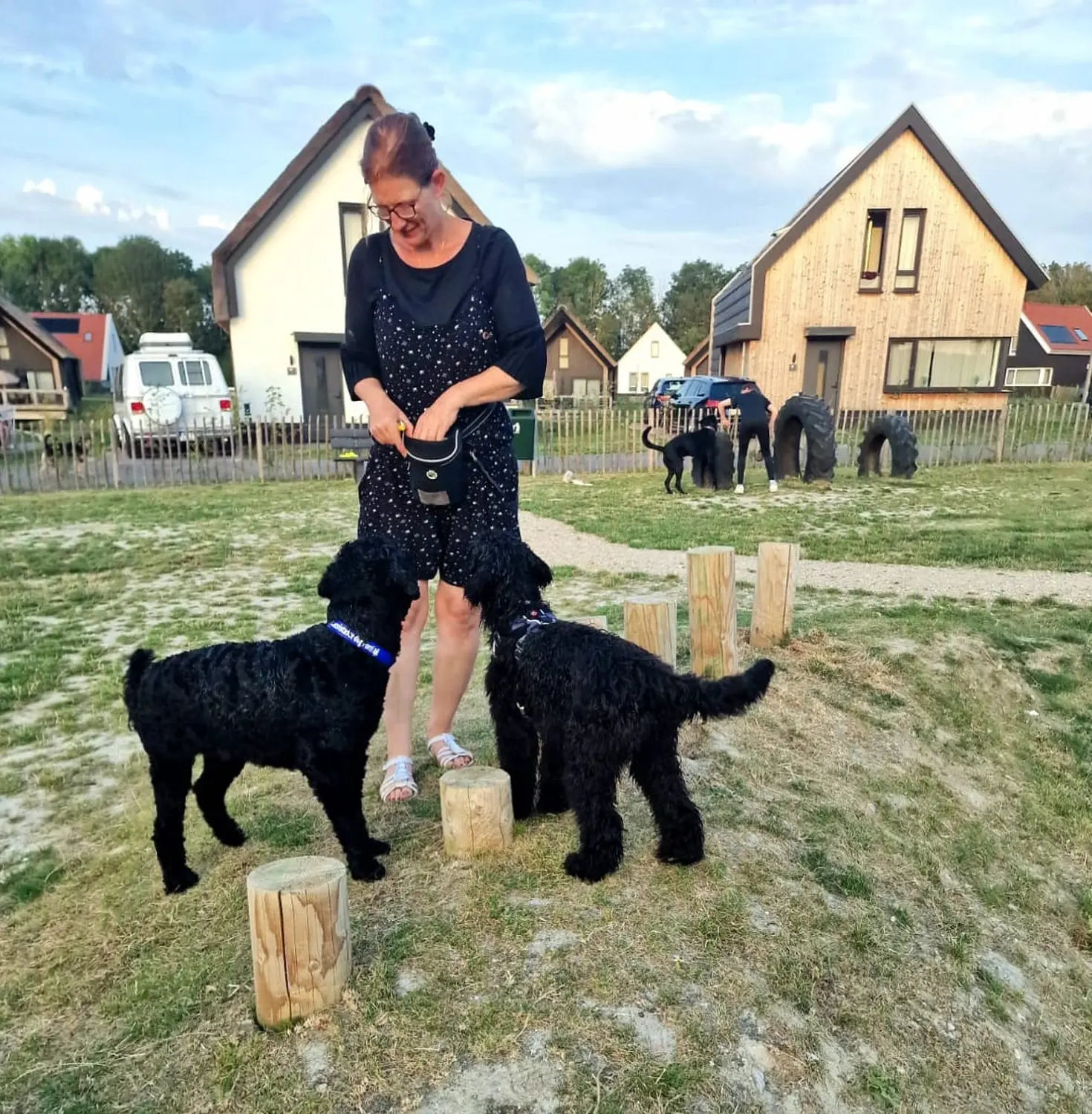 Mädchen mit Hund von Pfotenglück Assistenzhundezentrum & Hundeschule