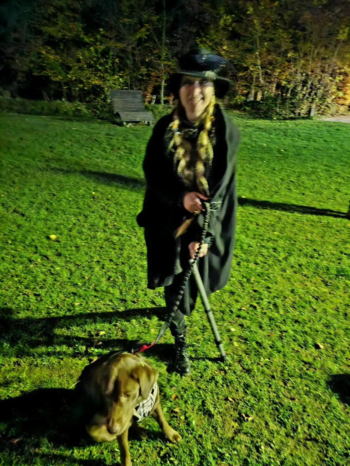 Mädchen mit Hund von Pfotenglück Assistenzhundezentrum & Hundeschule