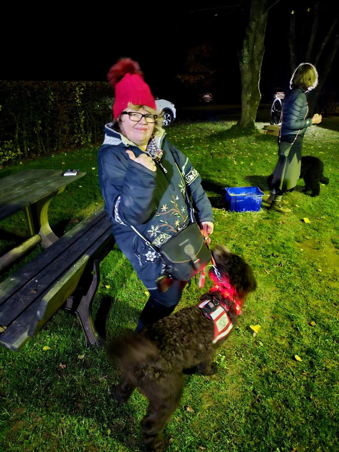 Mädchen mit Hund von Pfotenglück Assistenzhundezentrum & Hundeschule