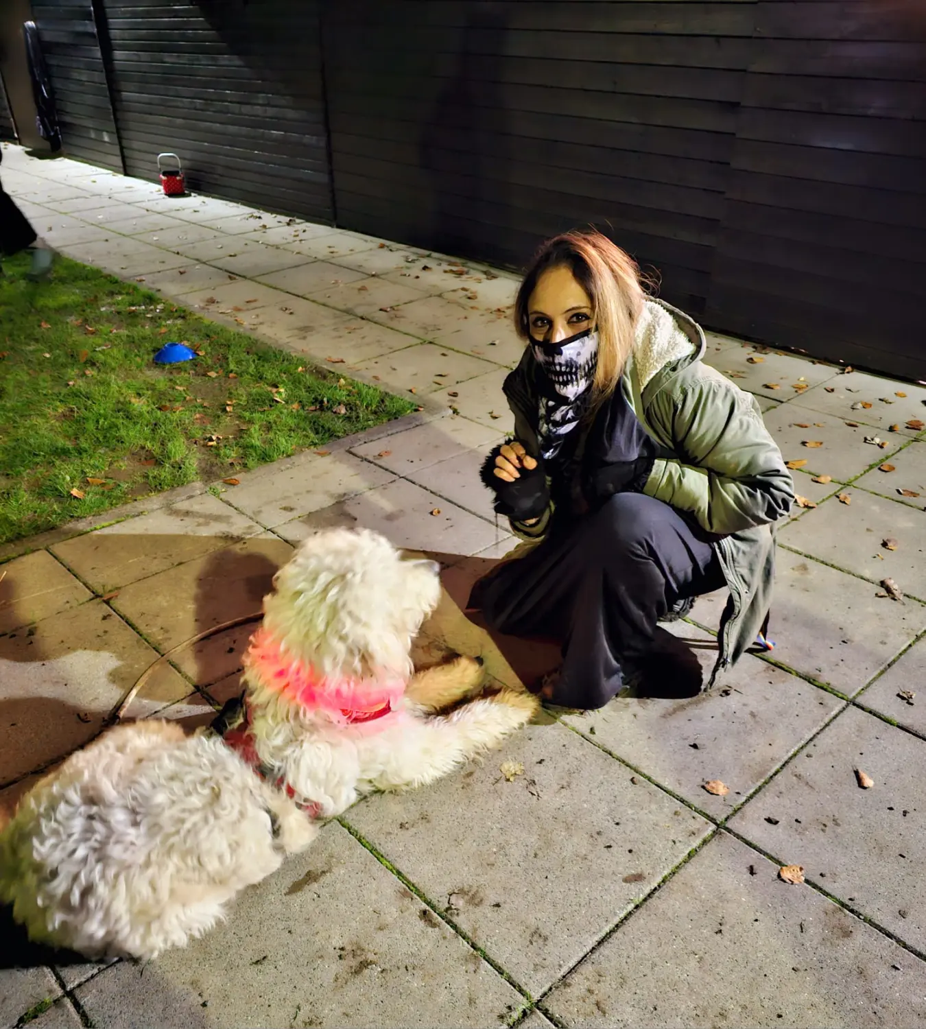 Mädchen mit Hund von Pfotenglück Assistenzhundezentrum & Hundeschule